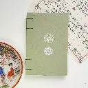 Notes A6 jasnozielony z cesarskimi chryzantemami