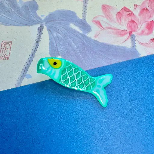 Przypinka koi-nobori zielona