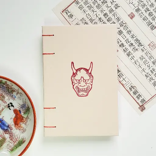 Notes A6 kremowy z maską hannya